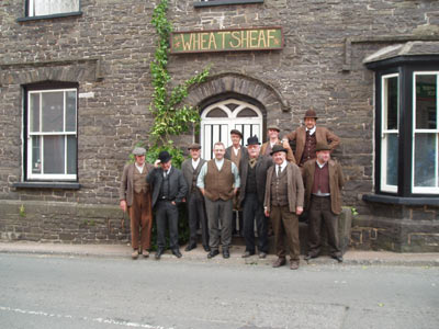 Bois lleol fel 'extras'